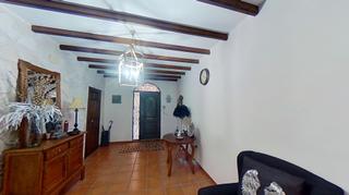 Casa a Novelda. Arquitectura, metros y potencial  la propiedad que  marca la dif