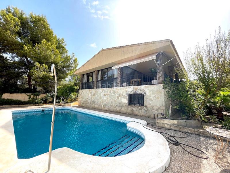 Foto 31557837-a458-4f4f-901f-f93b2cfd1fa3. Chalet with parking pool in Levante Alto Benidorm