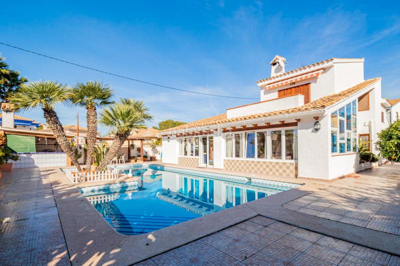 Foto dbbf099e-ea90-4dd1-af2a-3ccc0b63857c. Chalet with heating parking pool in Levante Alto Benidorm