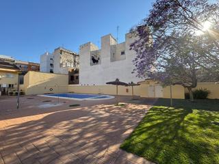 Casa adossada a Benimàmet. Chalet adosado con garaje trastero y piscina
