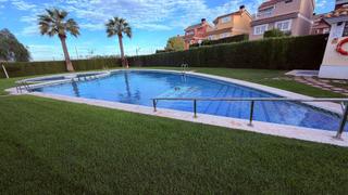 Maison à Moncada. Casa independiente con piscina y parques  infantiles comunitario