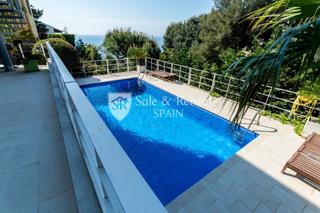 Casa a Montgoda. Fantástica casa de estilo moderno con bonitas vistas al mar en l