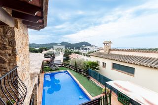 Casa in Residencial Blanes - Vistamar. Gran casa de estilo rústico, con excelente acabados y vistas al