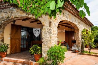 Casa a Residencial Blanes - Vistamar. Fantástica casa de estilo rústico, con piscina y cerca del centr