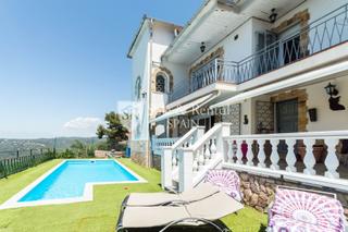 Casa a Roca Grossa. Fantástica casa con vistas al mar, jardín, piscina y garaje en r