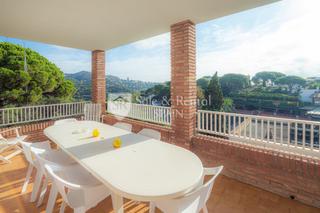 Casa en Canyelles. Preciosa casa con piscina, licencia turística y bonitas vistas e