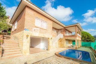 Casa a Canyelles. Preciosa casa con piscina, licencia turística y bonitas vistas e