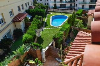 Casa adossada a Fenals. Fantástica casa adosada con piscina y garaje en la zona de fenal