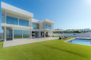 Casa a Roca Grossa. Elegante casa con vistas panorámicas al mar en roca grossa, llor