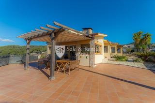 Maison à Santa Susanna. Exclusiva casa con doble terreno, piscina, garaje y vistas al ma