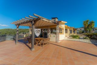 House in Santa Susanna. Exclusiva casa con doble terreno, piscina, garaje y vistas al ma