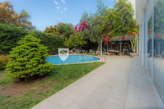 Casa a Canyelles. Fabulosa casa renovada de 4 habitaciones y piscina en cala canye