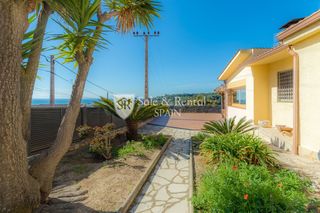 House in Santa Susanna. Exclusiva casa de gran tamaño, terreno llano, garaje y vistas al