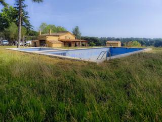 Casa a Caldes de Malavella. Finca rústica con masía catalana, piscina y gran terreno en cald