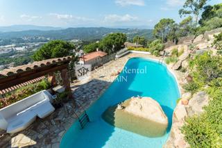 Terreny residencial a Roca Grossa. Gran terreno con preciosas vistas al mar y la montaña en roca gr