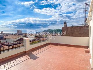 Mas à Eixample. Casa de pueblo reformada con terraza y vistas al mar en sant fel