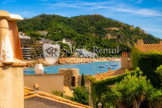 House in Tossa de Mar. Excepcional casa histórica del siglo xix dentro de la muralla de