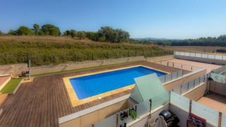 Flat in Llagostera. Amplio y luminoso piso con piscina y terraza en llagostera