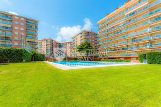 Pis a Santa Susanna. Piso luminoso con terraza, piscina comunitaria, parking para dos