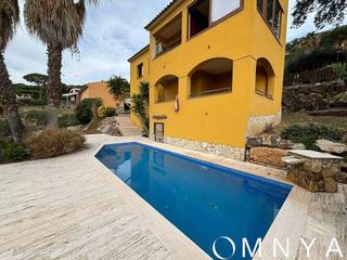 Casa  Dels ametllers. Casa con piscina en las teulas santa cristina daro