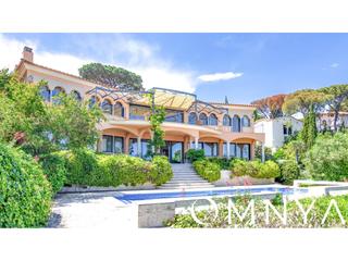 Maison à Puntabrava-Port Salvi. Villa mediterránea exclusiva con vistas infinitas al mar  sant f