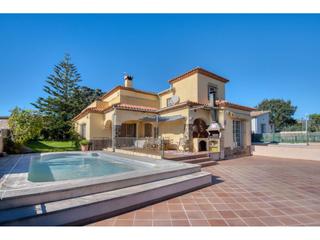 Casa  Eroles. Casa independiente con jardín, piscina y vistas al mar en sagaró