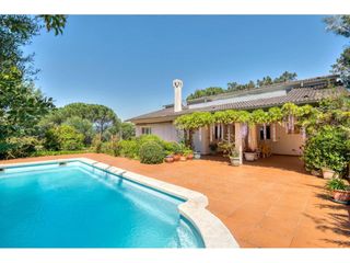 Haus  Avenida canigó. Exclusiva villa con piscina privada en golf costa brava, santa c