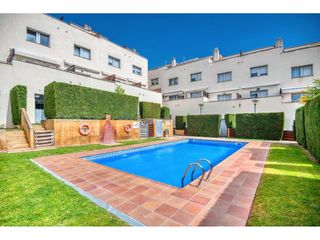 Casa bifamiliare  Calle logroño. Casa aparellada amb jardí i piscina comunitària a sant feliu de