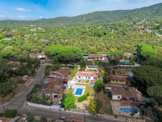 Maison  Calle pla de la pinassa. Encantadora casa con piscina y gran jardín privado en belllloch,