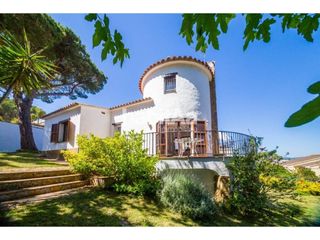 Chalet  Avenida rosellón. Casa independiente con jardín, encanto y vistas al mar en sant a