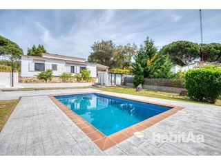 House  Pla de la pinassa. Encantadora casa con piscina y gran jardín privado en belllloc
