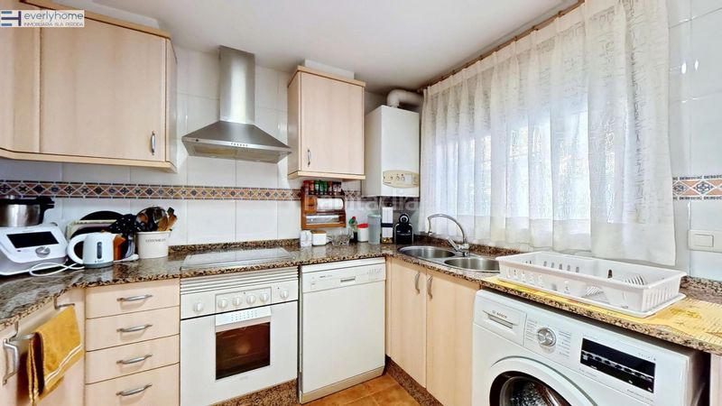 Foto bd97d0c4-0d19-4978-af85-be93bd0d72a4. Casa adossada amb aparcament a Massamagrell