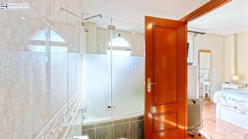 Foto c58585f1-8d23-4261-ac5c-3ead9d2a228c. Casa adossada amb aparcament a Massamagrell