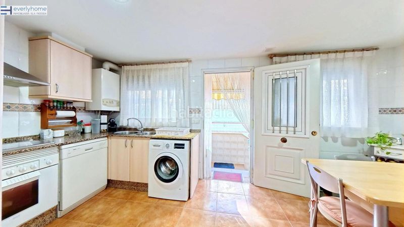 Foto ca1a00c5-8b4d-41c1-aa94-cc876c0e938e. Casa adossada amb aparcament a Massamagrell