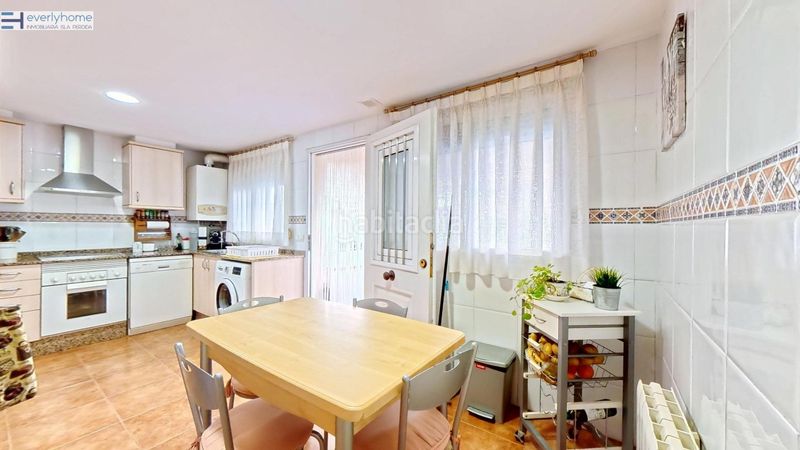 Foto f29daa7c-ec5b-42d7-b3df-2ebbf397b7b6. Casa adossada amb aparcament a Massamagrell