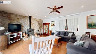 Casa en Requena. Vivienda con amplia parcela en entorno natural, a 10 minutos de