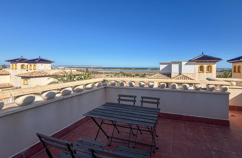 Foto 39f97bfe-b437-4a4b-a8eb-f46a09878035. Maison avec parking piscine dans La Marina Elche / Elx