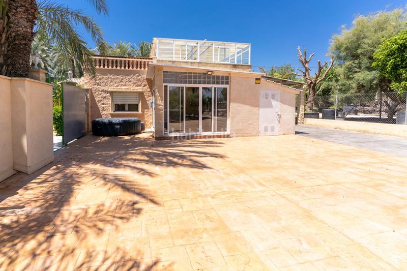 Foto 0a93c0f8-6ca3-4968-82c1-b7b2a35d427d. Casa amb aparcament piscina a La Marina Elche / Elx