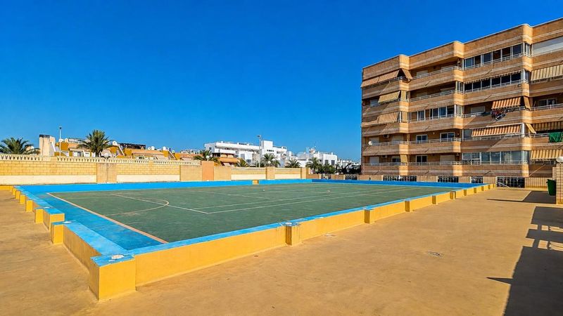 Foto 01c6892e-6d3d-4b96-84b2-e160182d6082. Casa adossada amb piscina a Los Arenales del Sol Elche / Elx