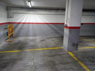 Parking voiture à Ca n'Oriac. Parking en avenida matadepera