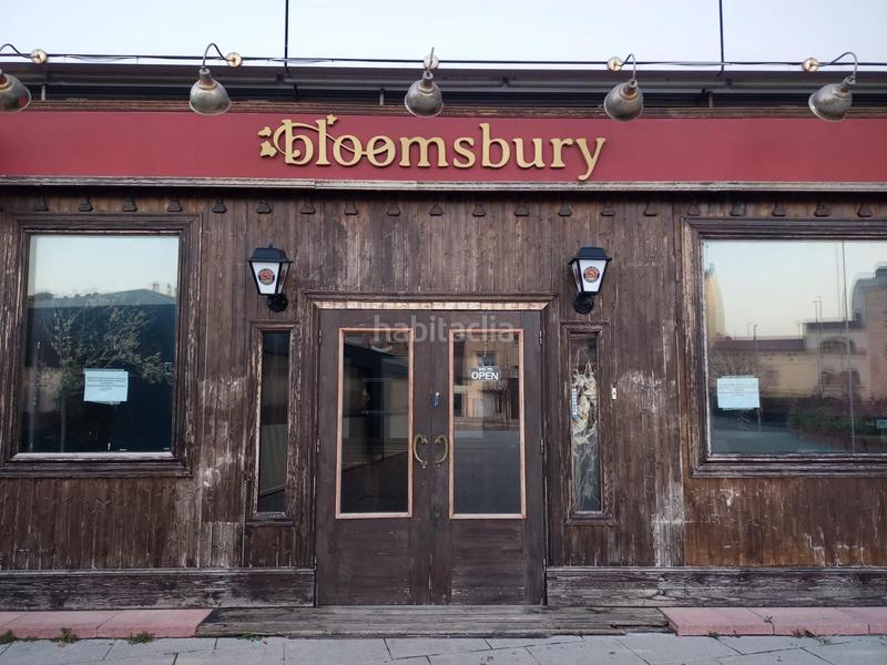 Foto 44725af1-b8ed-40c8-9483-651cedfd1e26. Local comercial  en plaza céntrica del Segle XX en Terrassa