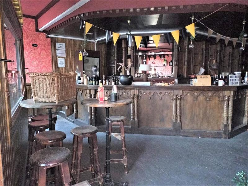 Foto ab5d3726-f525-470c-8b3f-cac3cafaea37. Local comercial  en plaza céntrica del Segle XX en Terrassa