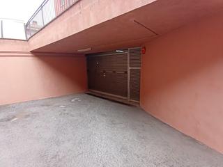 Aparcament cotxe a Sentmenat. Plaza de parking en calle ramon llull sentmenat