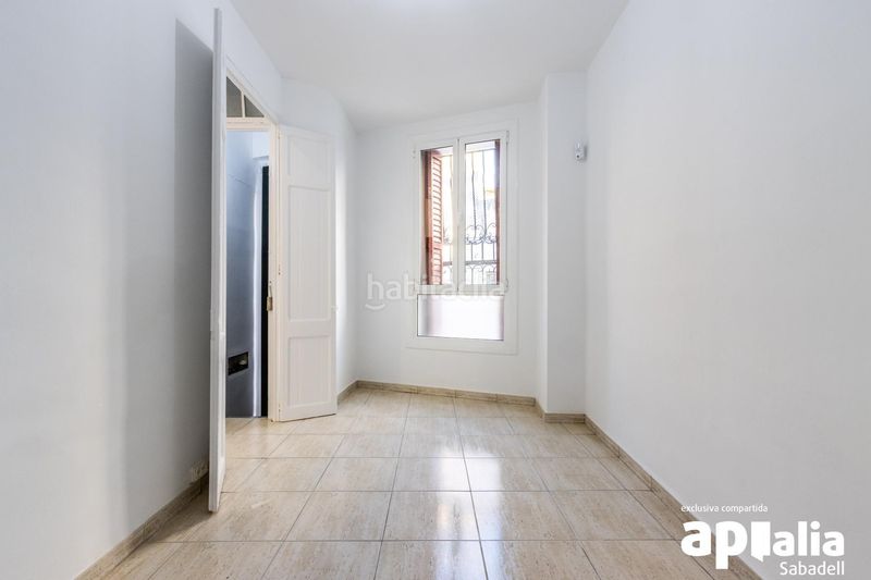 Foto af575cd0-cc0f-498f-a3ab-5bbab847d0f9. Planta baixa amb calefacció a Creu Alta Sabadell