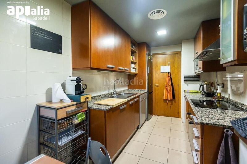 Foto e388d1cc-cbb8-42b9-b73d-6293a8d3c0de. Flat with heating parking in Eixample Sabadell