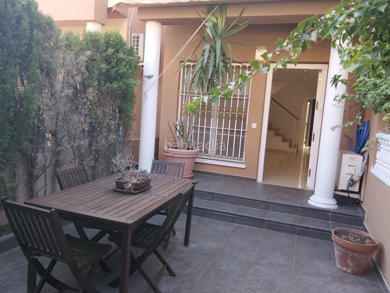 Foto a825bd03-c3dd-4423-80b8-ff301697e9c8. Casa adossada amb aparcament piscina a Ciutat Esportiva Elche / Elx