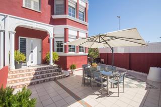 Casa en Ciutat Esportiva. Amplio chalet adosado en casco urbano!!