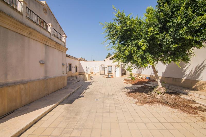 Foto 65fba240-b396-40c7-b58b-57c2b84e8625. Chalet with heating parking pool in Peña de las Águilas Elche / Elx