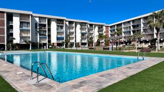 Apartament a N/a 1. A escassos metros de la playa del regueral, con piscina, en camb