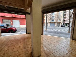 Locale commerciale in Casc Antic - Nou Cambrils. Local esquinero con dos puertas de acceso en la parellada de cam